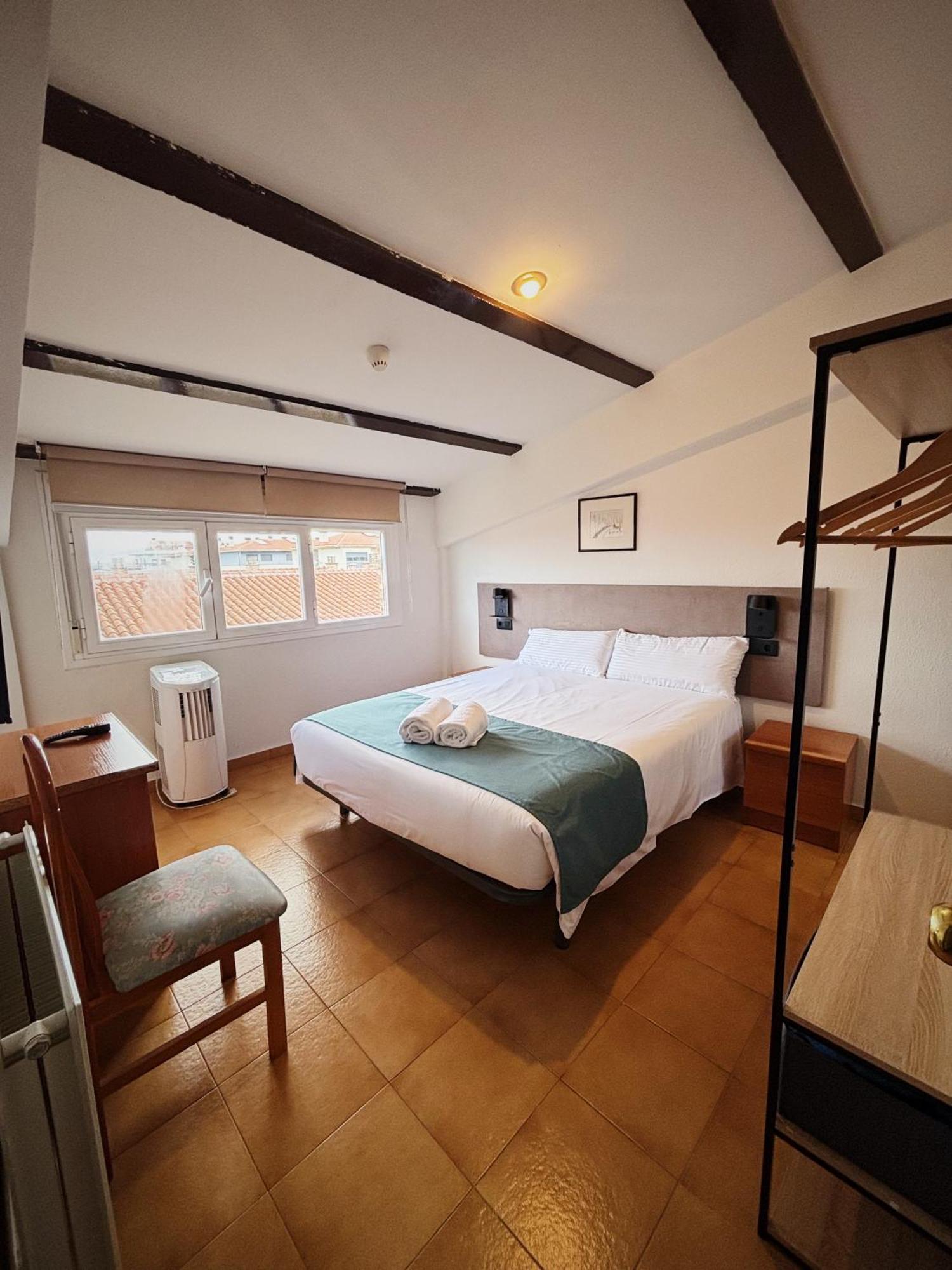 Hostal Legaz Funes Εξωτερικό φωτογραφία